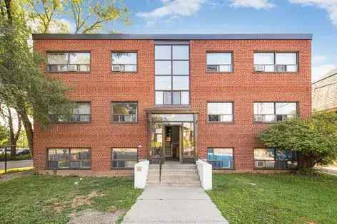 2 Bedroom 68m² Apartment in Toronto Mimico Family Friendly