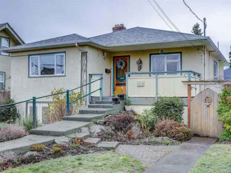 Oak Bay Family Home near Willows Beach 3 Beds 2 Baths