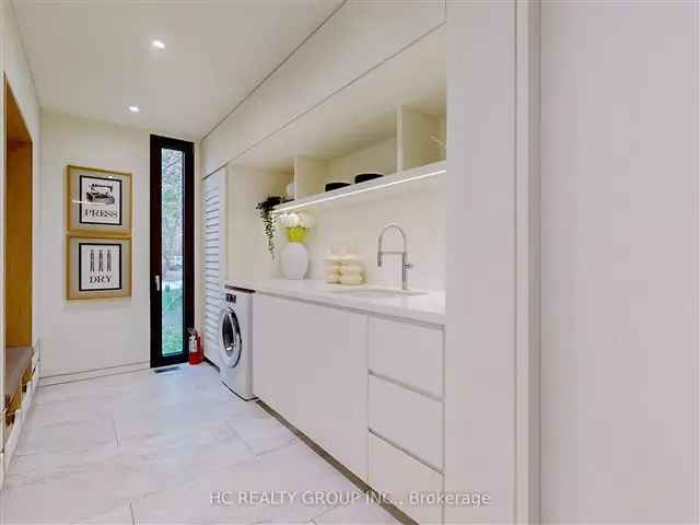 House For Sale in Oakville, Ontario