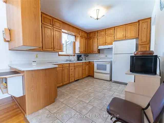 3 1 Bedroom Bungalow in Tillsonburg North End Large Backyard Finished Basement