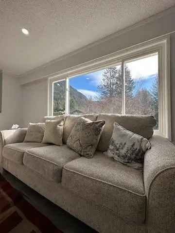 Rent House in Harrison Hot Springs with Modern Features and Beach Proximity