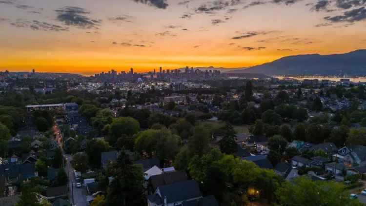 Grandview-Woodland 3BR/2BTH Garden Unit - Walkable Heritage Home