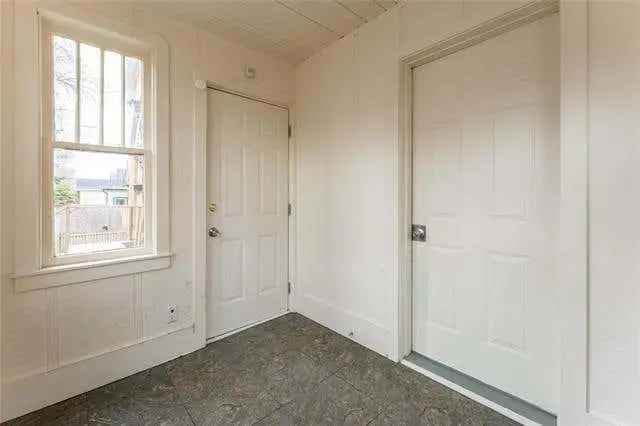 564 Simcoe Updated Home Main Floor Bedroom Office 2 Parking