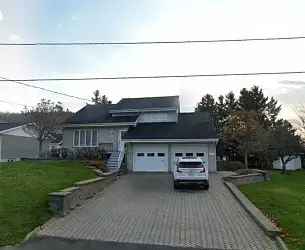 Family Home near Services 3 Beds 15 Baths Double Garage Landscaped Backyard