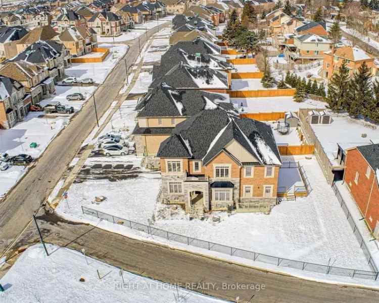 House For Sale in Newmarket, Ontario