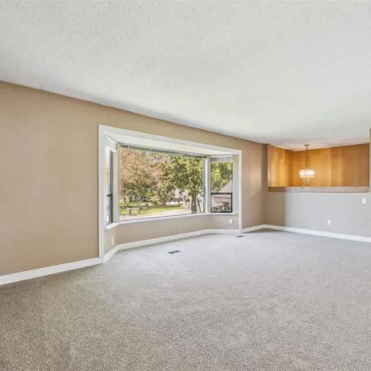 Cloverdale 3 Bed 2 Bath Home - Updated Kitchen Huge Sundeck