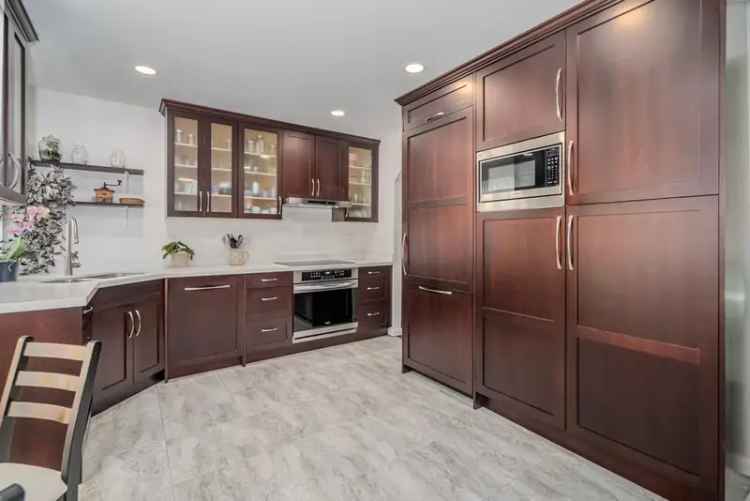 Glenwood Village Stylish Renovated Corner Unit 1388 Sqft