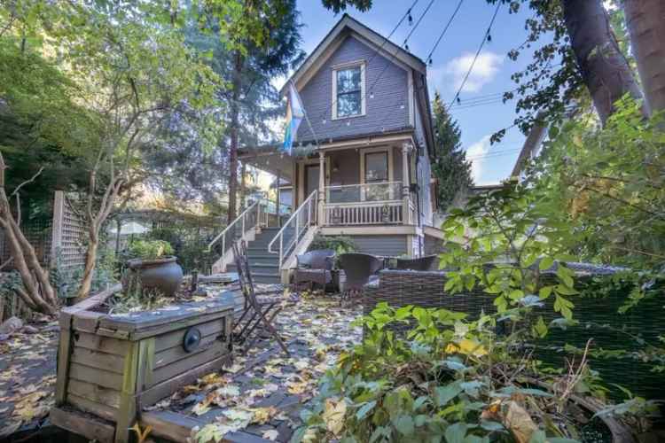 Vancouver West End 1-Bedroom Duplex in Leslie Lane House