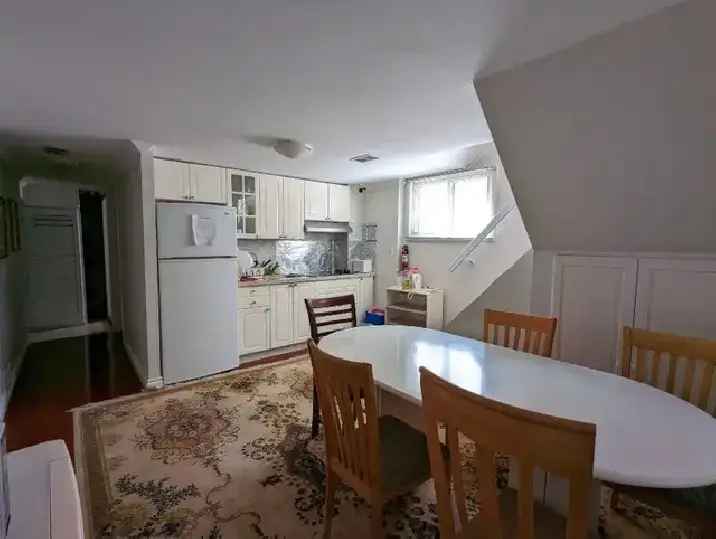 Private Room Rental Near Yorkdale Subway - Males Only