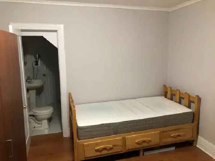 A Large Room with 1 Bathroom at main floor House near Subway.