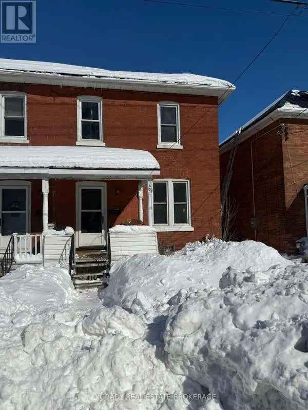 3-Bedroom Townhome Downtown - Spacious & Affordable