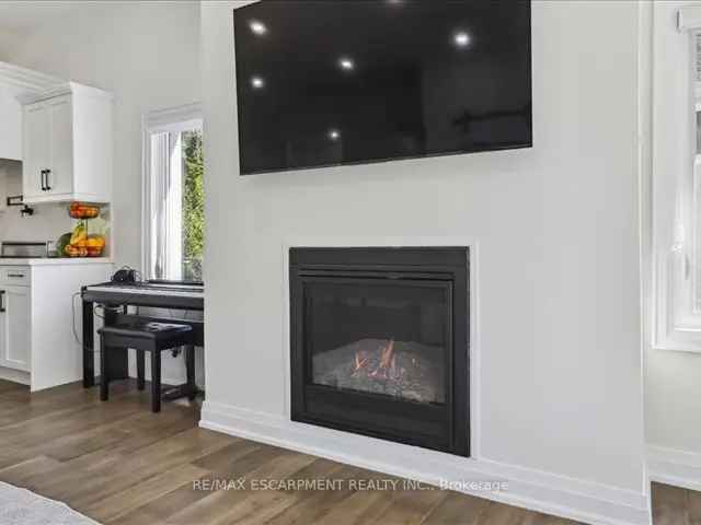 3 Plus 1 Bedroom Raised Bungalow in Oakville West Harbour