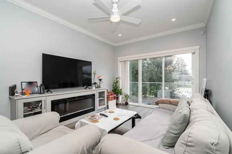 A $799,800.00 Townhouse with 3 bedrooms in Queen Mary Park Surrey, Surrey