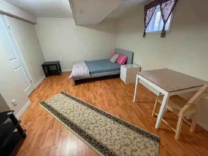 Room for Rent Shared Female Student in Midland and Eglinton Modern Features