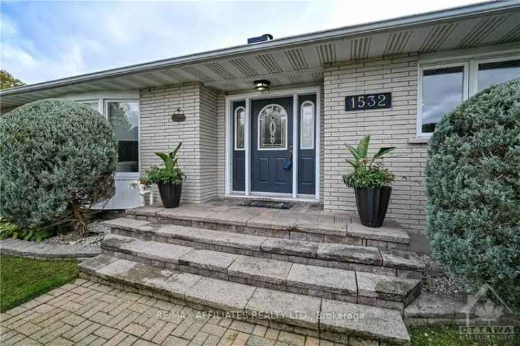 All Brick Bungalow w Pool and Parkland Views