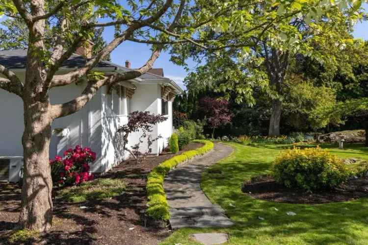 South Oak Bay Home: Large Lot, 3 Bedrooms, Spacious Living