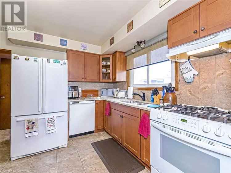 Cozy Niagara Falls Home - Ideal for First-Time Buyers and Investors