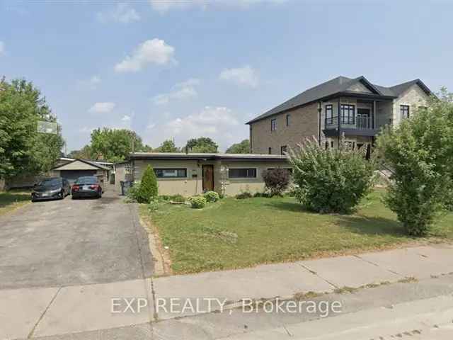 3 Bedroom Bungalow Huge Lot 8 Car Driveway New Roof