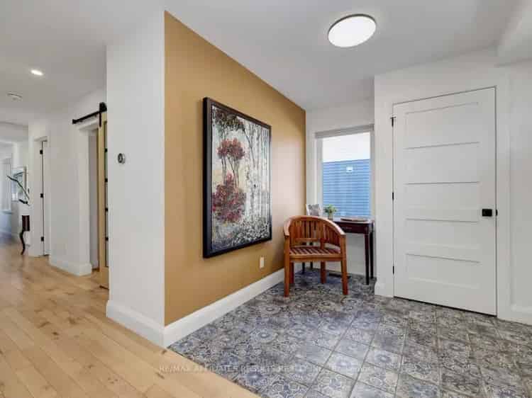 Stunning 2021 Built Home Near Experimental Farm