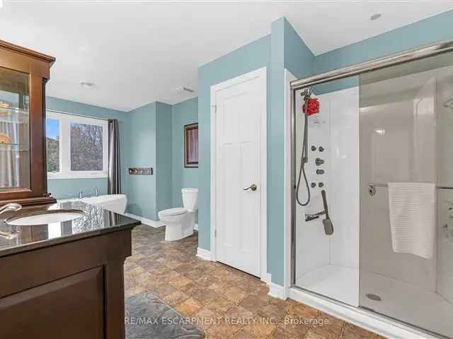 Charming Vineland Home: Renovated 2-Storey with Spacious Layout