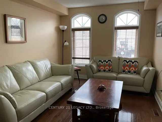 Spacious 3-Bed Townhouse Near Shoppers World & Sheridan College