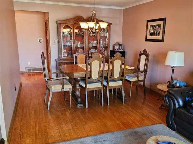 Family Home Near Yorkdale Mall and Humber River Hospital