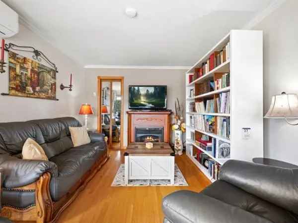 Brick Bungalow for Sale Montérégie Large Rooms Attached Garage