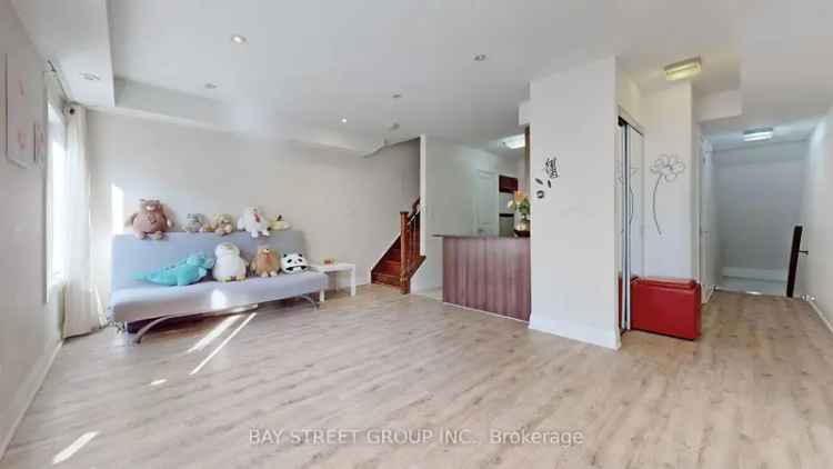 Contemporary Thornhill Home: 2+1 Beds, 2 Baths, Rooftop Terrace