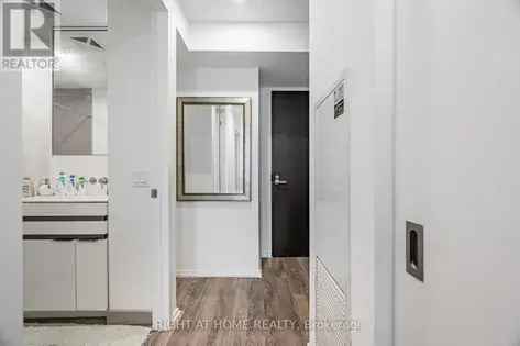 1 Bedroom 331 m² Apartment in Massey Tower Toronto