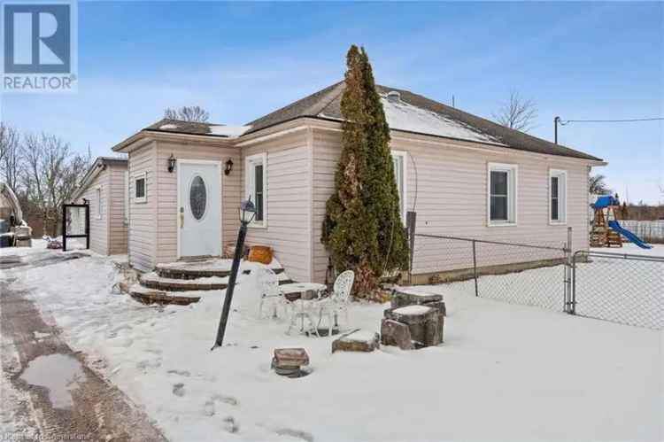 Charming Bungalow near Niagara Falls - Private Half-Acre Lot