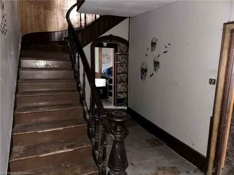 Port Rowan Fixer-Upper: Large Lot, 5+ Bedrooms, Sunroom