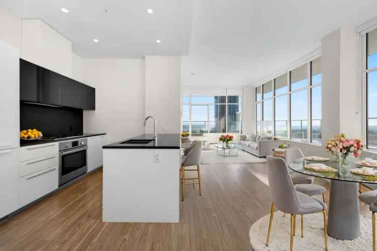 GOLD HOUSE PENTHOUSE 3 Bed 3 Bath Suite with Panoramic Views