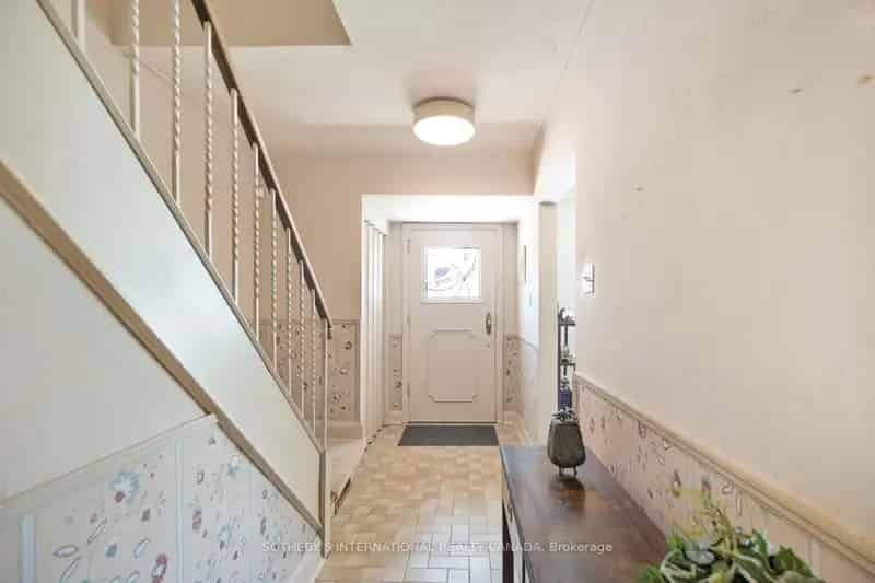 Spacious 5-Bedroom Retro Home in Leaside