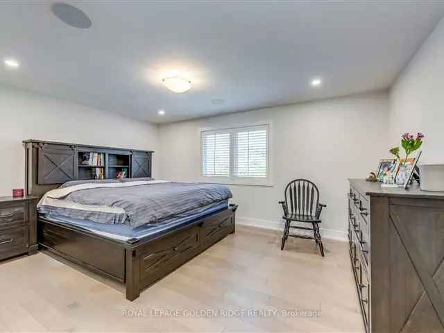 House For Sale in Oakville, Ontario