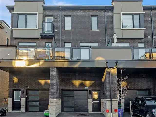 Townhouse For Sale in Pickering, Ontario