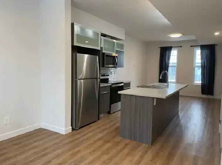 Rent Townhouse in Edmonton with 3 Beds 2.5 Baths and Modern Amenities