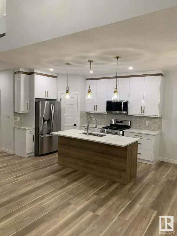 Luxurious Duplex in Hilldowns Spruce Grove - 1900 sq ft