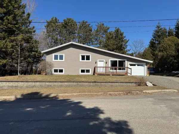 4-Bedroom Bungalow with Pool and Large Lot