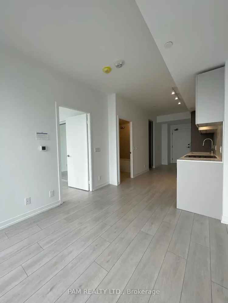 Luxury 1+1 Condo King West Stunning Lake & CN Tower Views