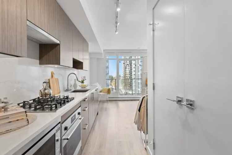 One Central Modern Studio Condo Near Skytrain