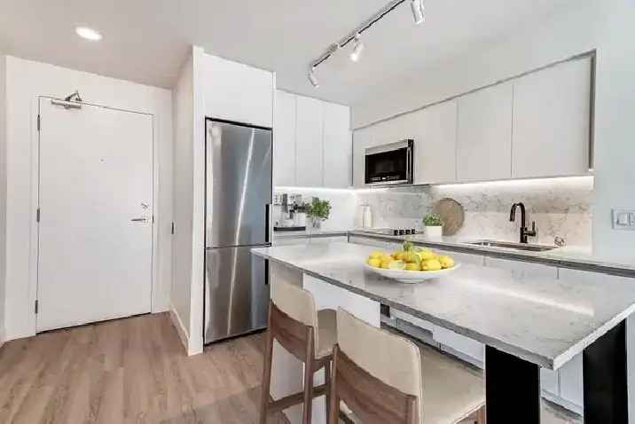 One Bedroom Deluxe Apartment for Rent in Midtown Toronto