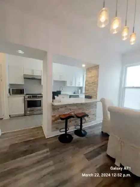 LARGE FURNISHED 2 BED-BATHURST & KING ST WEST