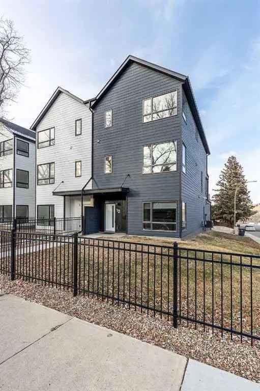 Duplex For Rent in Calgary, Alberta