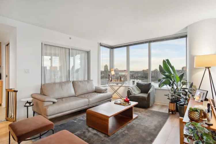 Yaletown Condo for Sale: Panoramic Views, Modern Amenities
