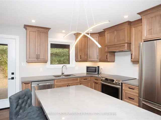 Beautiful Custom-Built Bobcaygeon Home 2 Beds Double Garage