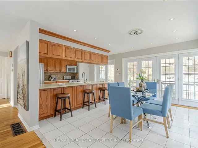 Beautiful Port Credit Bungalow Near Lake GO Station Schools