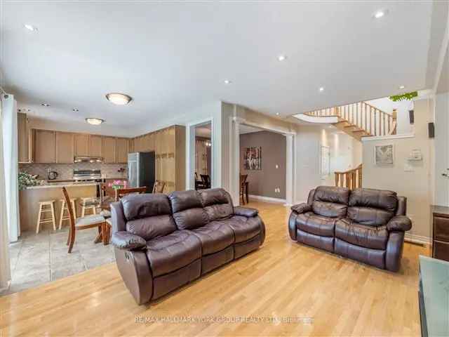 Stunning 4-Bedroom Executive Home in Prime Oak Ridges