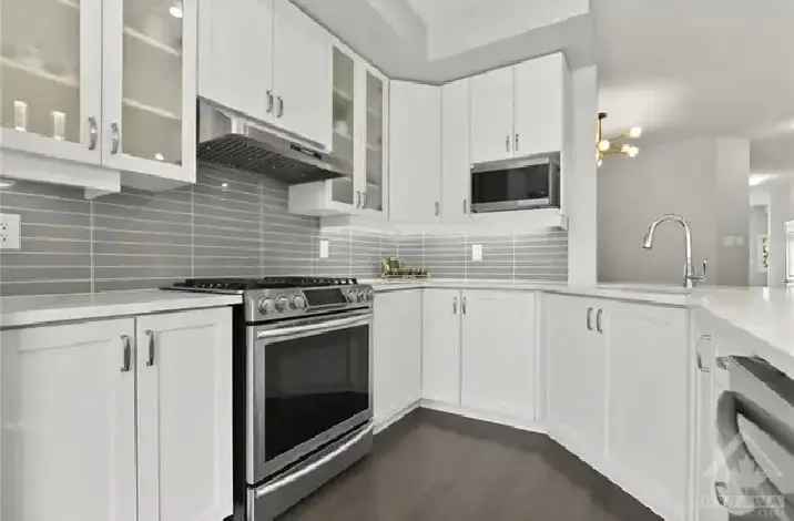 Rent Townhouse in Stittsville with 3 Beds and 3 Baths