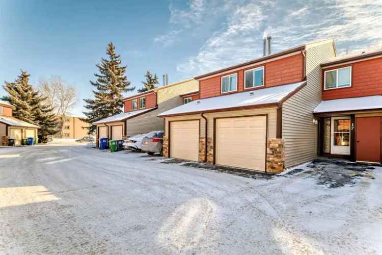 Beautiful 3-Bedroom Townhome Near Downtown Cochrane