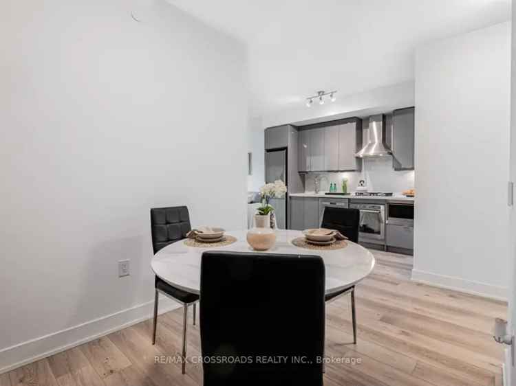 Luxury 1+Den Condo near Stouffville GO